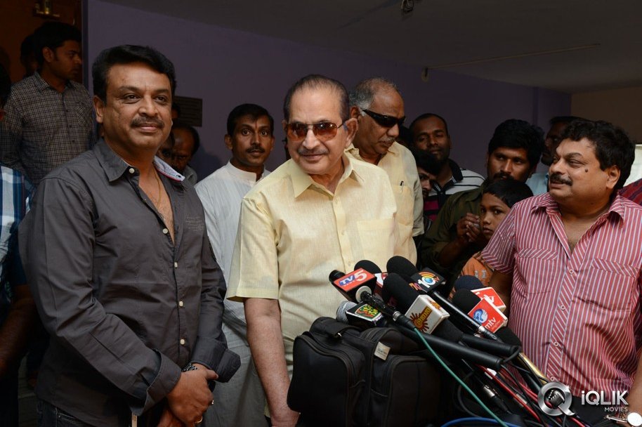 1-Nenokkadine-Hungama-at-RTC-Cross-Roads